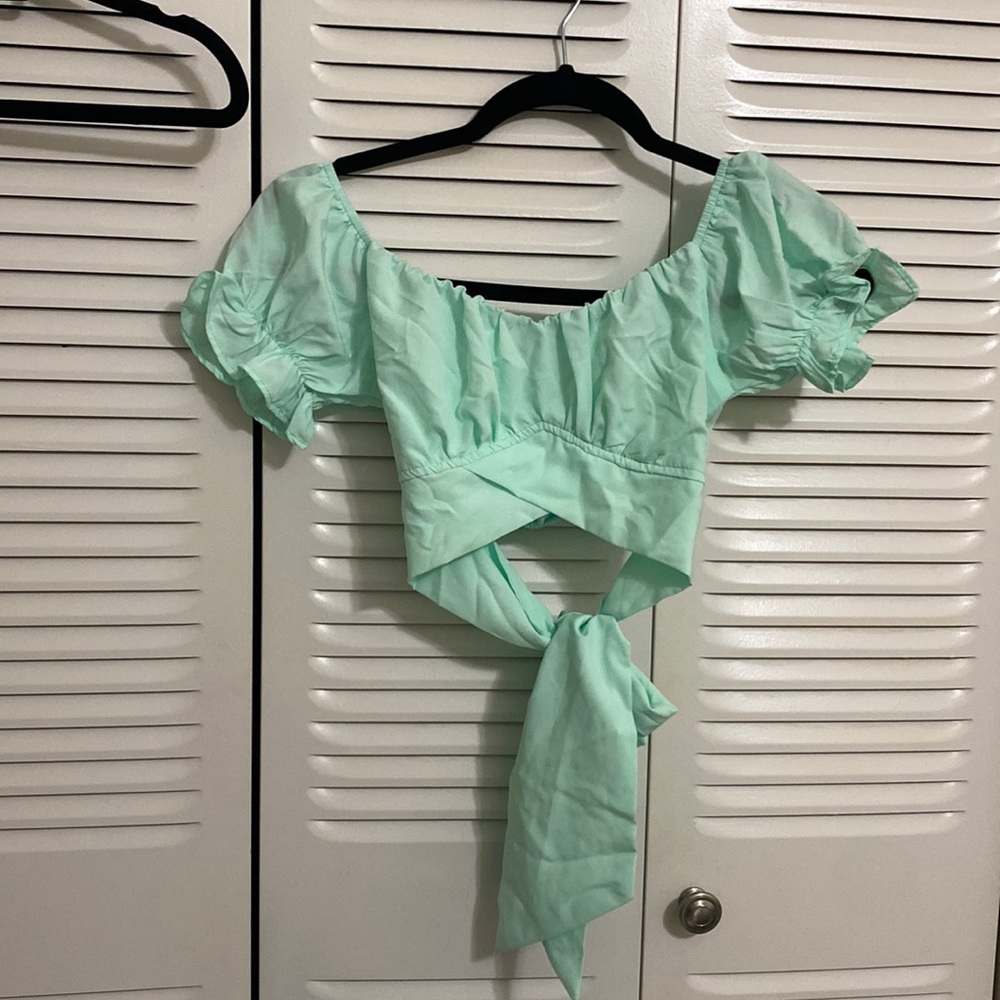 Super cute crop top. Open lower back bow